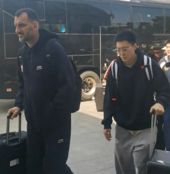 胡明轩做出1个重要的决定,球迷很开心!|广东队|广东男篮|山东男篮|青岛队|球票_新浪体育_新浪新闻